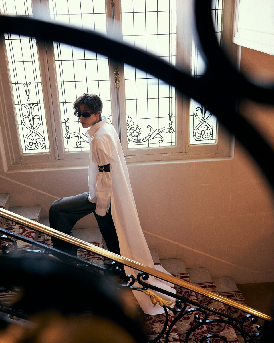 PPKrit_Ent's tweet photo. Before the Couture moment. 🤍 #Balenciaga55thCouturexPPKRIT

PP KRIT AT BALENCIAGA COUTURE55
#PPKRITEnRouteParis
#BalenciagaCouture #Balenciaga
#PPKritt

-----
พีพี กฤษฏ์ ปรากฏตัวในโททัลลุคจาก Balenciaga พร้อมแล้วสำหรับการร่วมชมแฟชันโชว์ Balenciaga คอลเล็กชันกูตูร์ครั้งที่ 55 ในลุคที่ 85 จากคอลเล็กชัน Balenciaga Spring 27 โดยสวมเสื้อเชิ้ตทรง Train และกางเกงทรงแบ็กกี้ พร้อมด้วยกำไลข้อมือ City Uptown Triple Bracelet และ City Uptown Large Snap Bracelet คอมพลีตลุคด้วยรองเท้าดาร์บี้รุ่น Blade