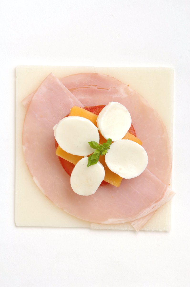 moffle_jp's tweet photo. モッフルヒストリー
サンドモッフル：薄いお餅に��下で食材を挟んで焼く。
ブーム時のご提案④　朝食

家庭で作るにはモッフルはお餅だからパワーと持久力のエネルギー源として朝食が最適。
朝の主食の打ち出しに力を注ぎました。

画像は納豆、梅干し海苔、ハムチーズ、ツナコーン
#モッフル #サンドモッフル #洋風 #洋の食材