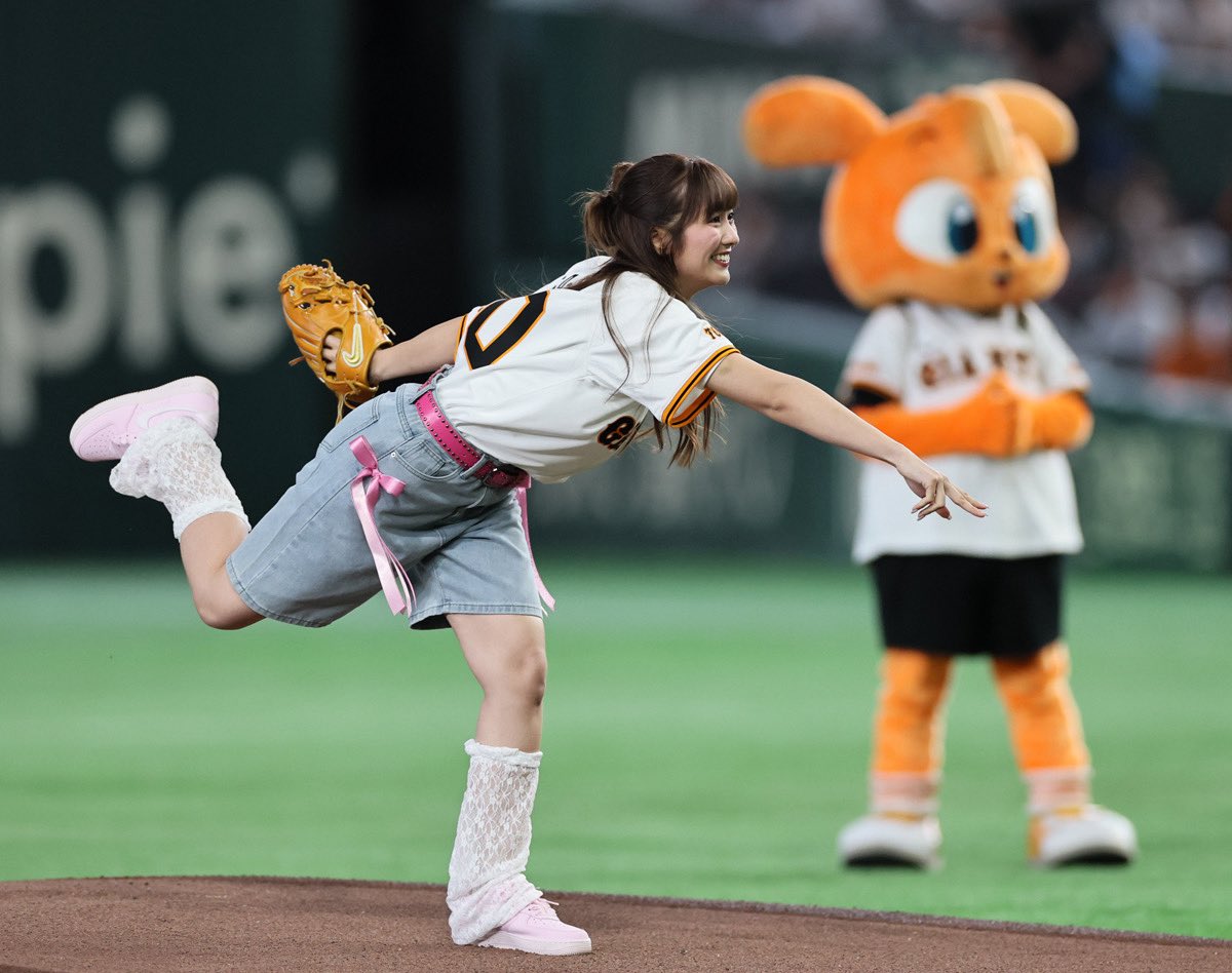 dailytigers2026's tweet photo. 首位攻防戦・第2ラウンド🔥
「ももいろクローバーZ」の #佐々木彩夏 さんが始球式を務めました！
#阪神タイガース https://t.co/jjVrIfHuQl