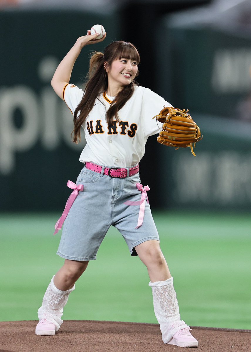 dailytigers2026's tweet photo. 首位攻防戦・第2ラウンド🔥
「ももいろクローバーZ」の #佐々木彩夏 さんが始球式を務めました！
#阪神タイガース https://t.co/jjVrIfHuQl