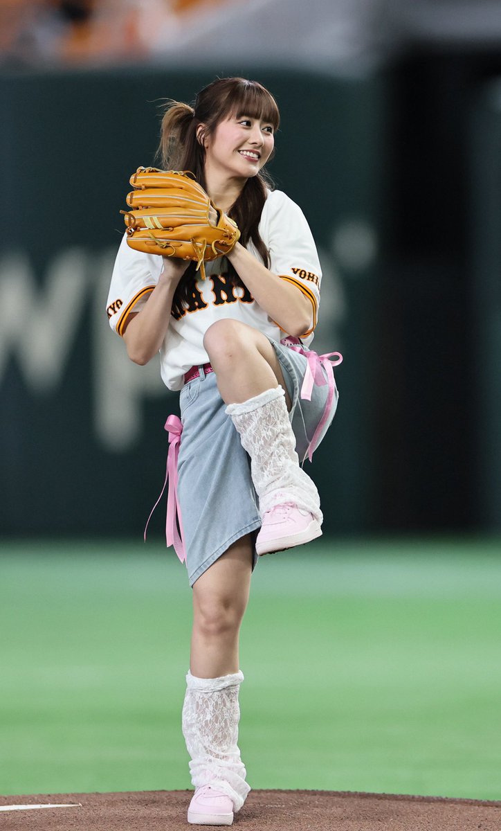 dailytigers2026's tweet photo. 首位攻防戦・第2ラウンド🔥
「ももいろクローバーZ」の #佐々木彩夏 さんが始球式を務めました！
#阪神タイガース https://t.co/jjVrIfHuQl