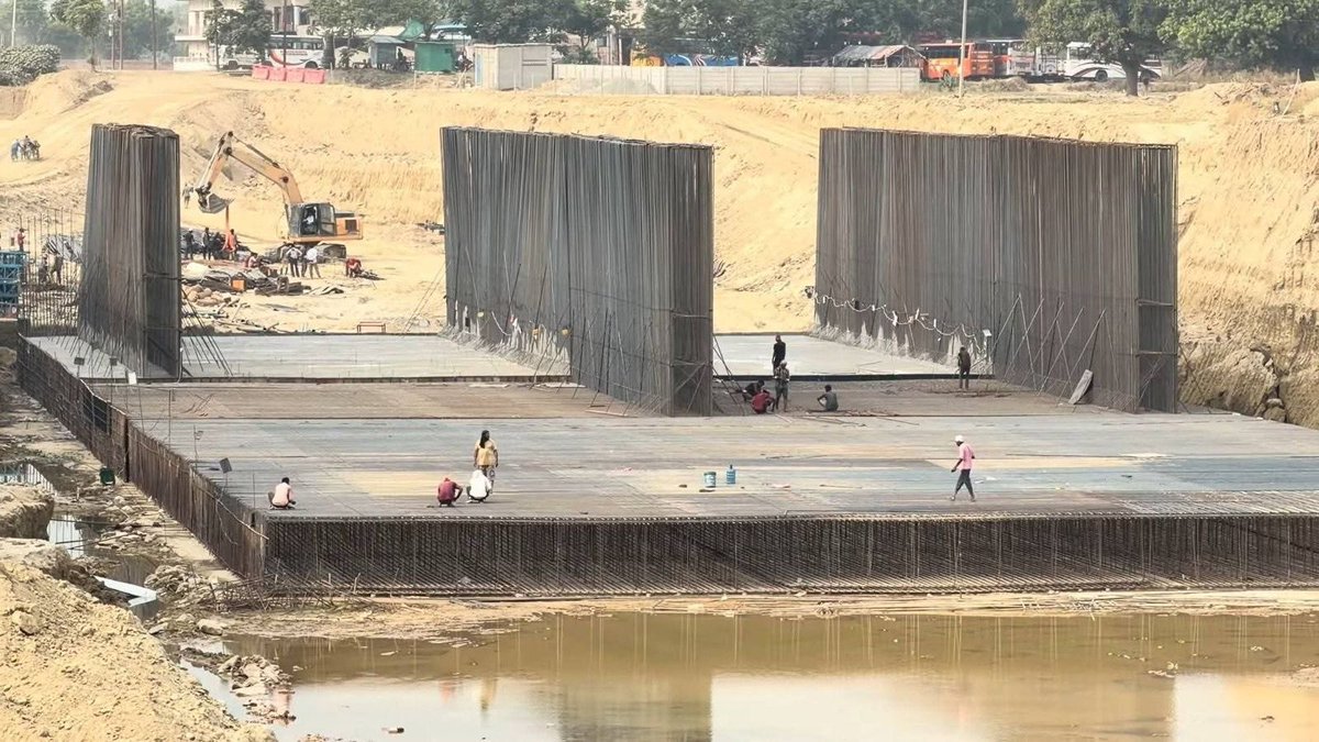 RamMNK's tweet photo. India’s first 6 lane underpass beneath an active runway is coming up at the New Terminal of Varanasi Airport.

The 450 metre engineering marvel on NH-31 is part of India’s next generation infrastructure, enabling seamless movement of road traffic below while aircraft operate above. Foundation work and raft work is underway.