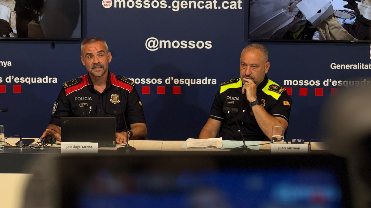 mossos's tweet photo. ➡️ El dia del dispositiu es van fer entrades i escorcoll a les localitats de Barcelona, Montcada i Reixac i Ripollet.

Els investigadors van intervenir una arma de foc municionada, diversos matxets i ganivets, esprais de defensa, passamuntanyes i defenses extensibles. https://t.co/QcTKNyDvoQ