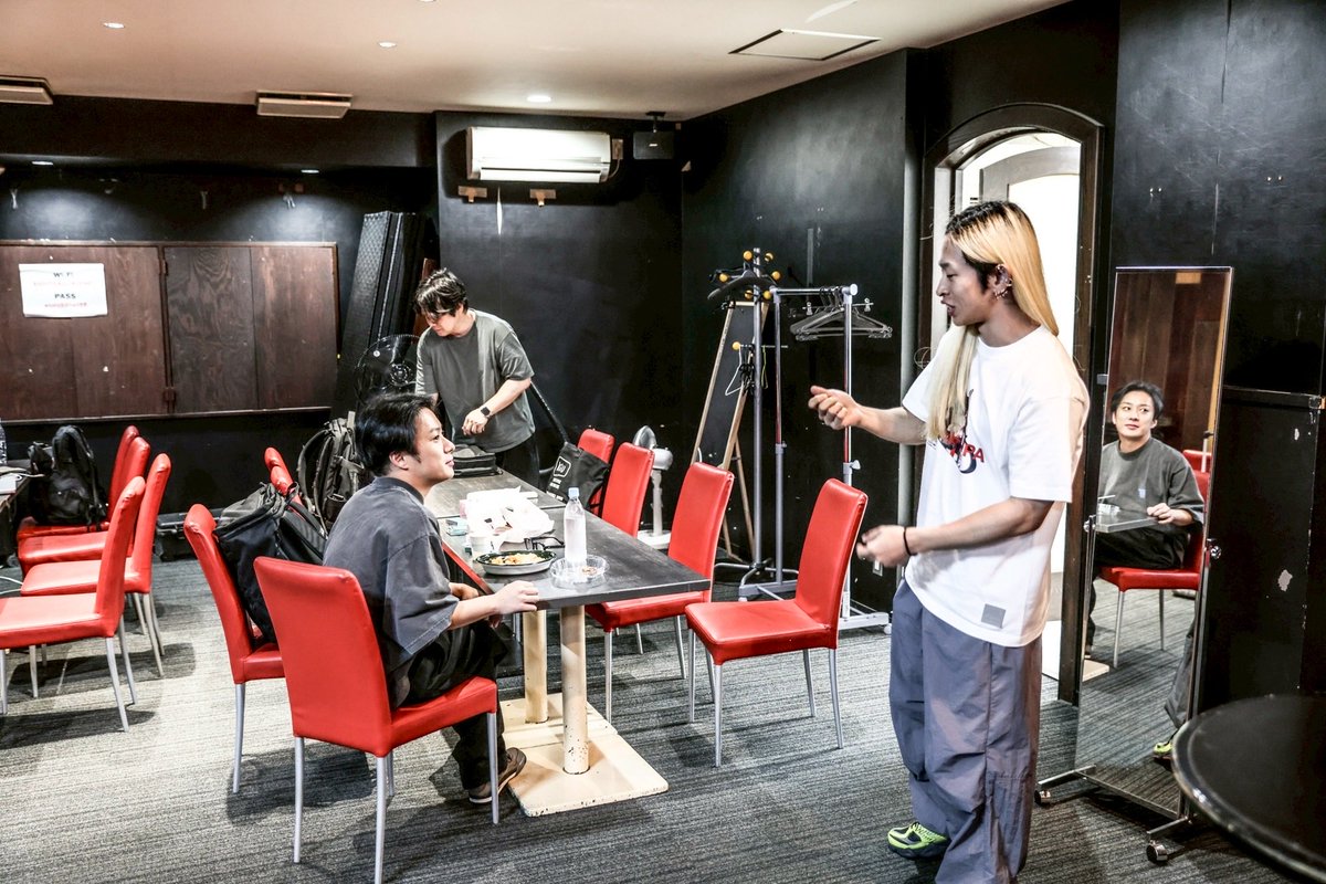 erba_teyan's tweet photo. StandBy Release Tour 金沢
SHANK始まってすぐアツすぎて限界突破確定演出って感じの日だった
最高すぎワロタ
天井がから汗滴ってるの見逃さんかったで
金沢のみんな強いいつもありがとう

写真は確実に釣りの話してる2人🎣
打ち上げも楽しすぎたほんまにｱｻﾞｽ
Photo by
スズキコウヘイ @kouhey0622 https://t.co/cV8Smy21NW