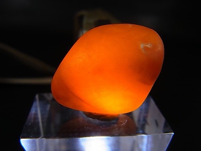 和田玉（ホータンぎょく）紅玉原石と白玉ビーズ