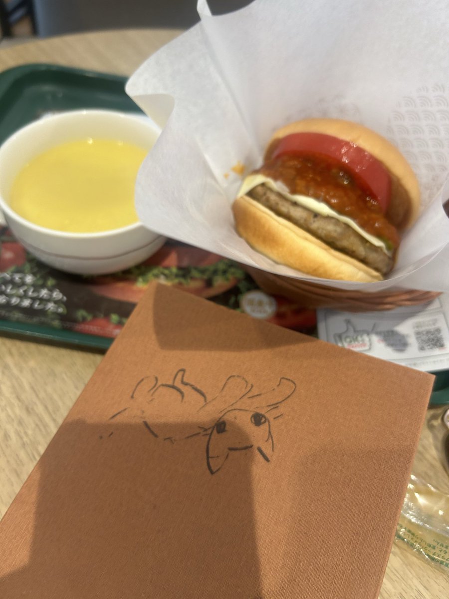 hojobunko's tweet photo. 川上弘美『スナックふたり』

新刊。読売新聞連載をまとめた一冊。

舞台はスナックなので、地域コミュニティのお話。「おねえさん」が二人で経営してはる。

二人のうちのひとりは、「老眼がすすんだため、最近は本を読んでいない」そうだ。人間そういうもんだ。

本作、蛇や河童は出てきませんが、ゆうれい。。

でも純文というより読み物なので、信心深いというか、スピというか。の領域で、みんなの会話がすすみます