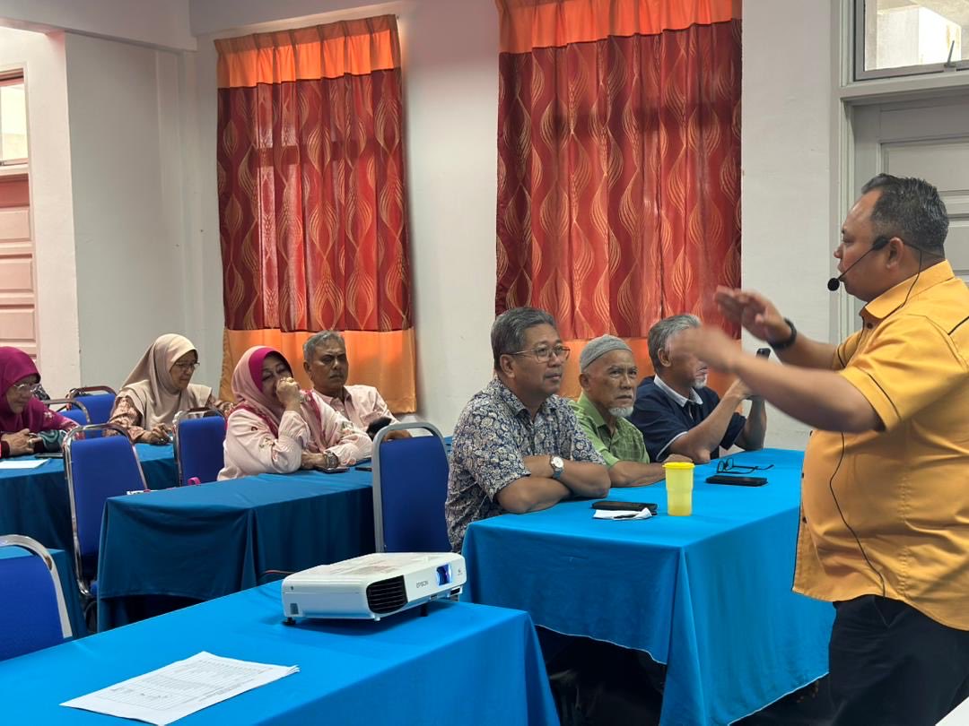 ElGamillo's tweet photo. Alhamdulillah, 
Selesai Kursus Kecerdasan Buatan (AI).
Seronok bila lihat generasi SENIOR (guru pencen) dapat menerokai dunia AI ni.. mcm2 benda mereka dpt hasilkan… 💐
#pesara #GuruAI https://t.co/z2vuAhxwwa