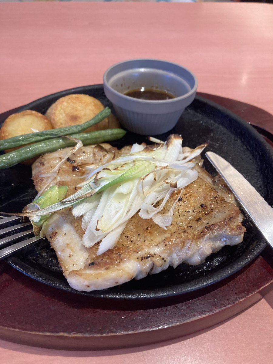 4410_cc's tweet photo. そのあと来たチキンがメニュー以上なのでいい気がしてきた。 https://t.co/L1BLjfuD9W