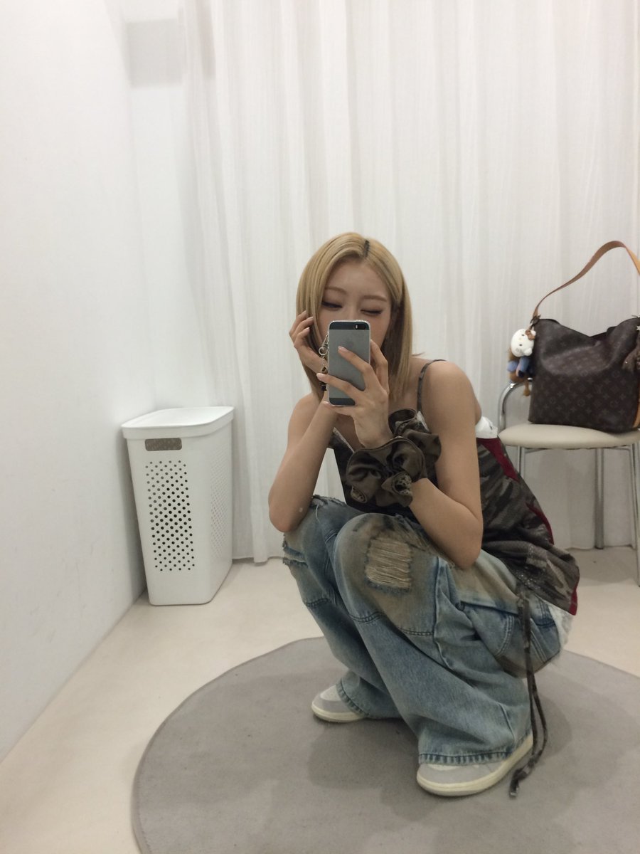 izna_offcl's tweet photo. [izME📮]

casual✌️

#izna #이즈나
#CHOIJUNGEUN #최정은 https://t.co/nL4CXW9sBg