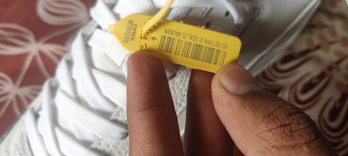 Sumitkharat8103's tweet photo. @PUMA @PUMA Your return policy means nothing if your pickup agents falsely mark "pickup failed." My shoes were opened for only a few minutes, completely unused, and I requested a return immediately due to size issues. Extremely unprofessional. #Puma https://t.co/Mkqd5YNh4W