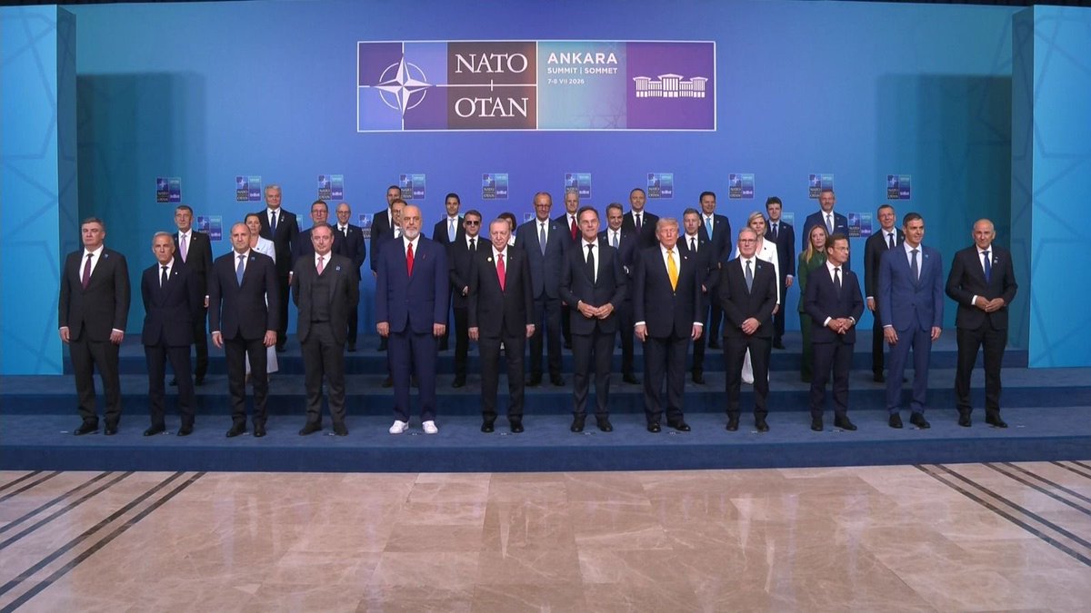 mahajansi's tweet photo. 36. NATO Zirvesi'nde aile fotoğrafı çekildi https://t.co/wes6SzRU72