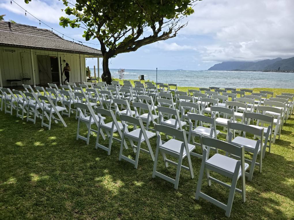 EdithQian's tweet photo. White Oxford chairs in Hawaii https://t.co/jBuDGqJIJ0