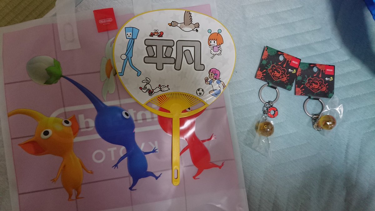 queen26xx's tweet photo. 戦利品
金イクラキーホルダー×2
おまけで貰った平凡うちわ(リズム天国) https://t.co/EFjRvdm1bR