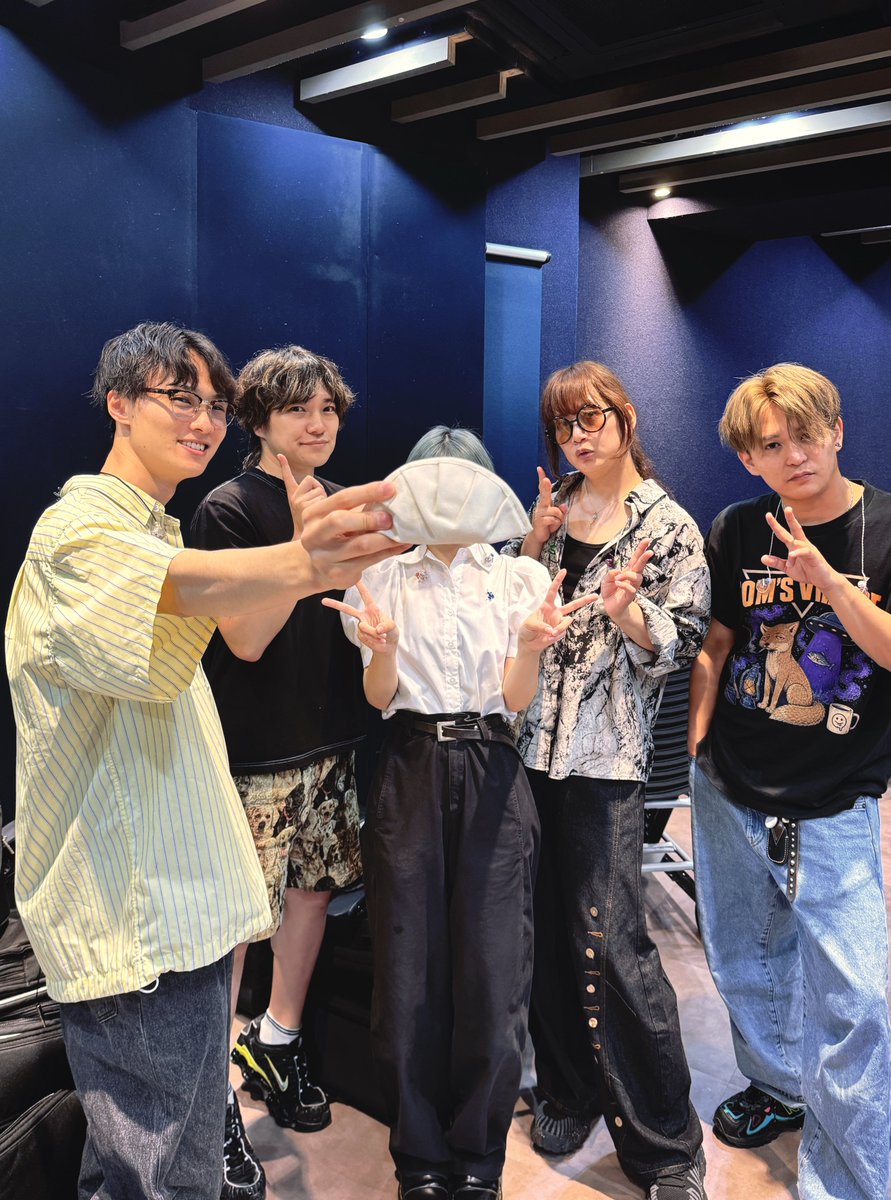 Shiyui_0111's tweet photo. リハのお写真せっかく撮ったのにあげるの忘れてました🥥でもでも、せっかくだからあげとく❕🥟🥟🥟

Key./BM 西山ケイン（@kein0002 ）
Dr. 多部いなば（@TabeInaba ）
Ba. Y.O.U.（@you_echo ）
Gt. 冬真（@CLOWD_TOUMA ） https://t.co/qTSgUluE2J