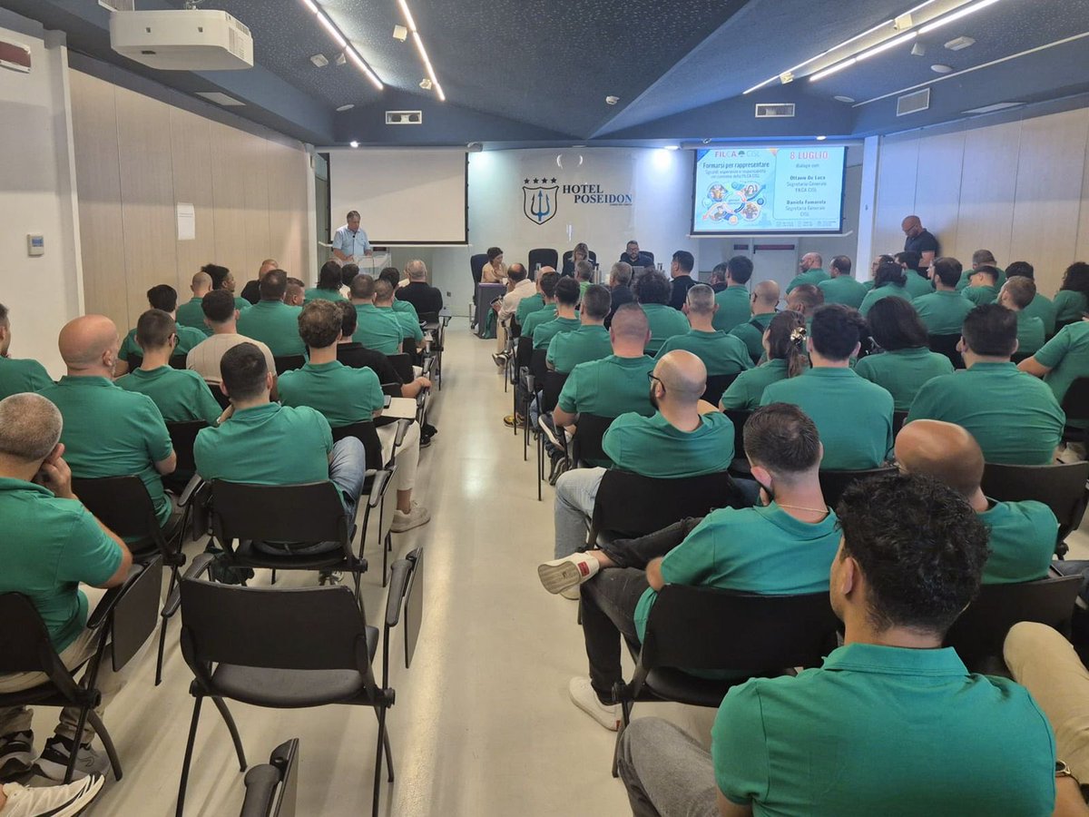 CislNazionale's tweet photo. La leader della #Cisl #DanielaFumarola è oggi a Torre del Greco dove concluderà l’iniziativa della Filca Nazionale: “Formarsi per rappresentare. Sguardi, esperienze e responsabilità nel cammino della Filca”. L'evento conclusivo che riunisce le due edizioni del percorso per giovani operatrici e operatori "Rotte di Apprendimento", insieme ai partecipanti al corso nuovi dirigenti Filca.
Un momento formativo che mette a confronto generazioni ed esperienze diverse per comprendere insieme le sfide
del domani. @FilcaCisl #lavoro #formazione