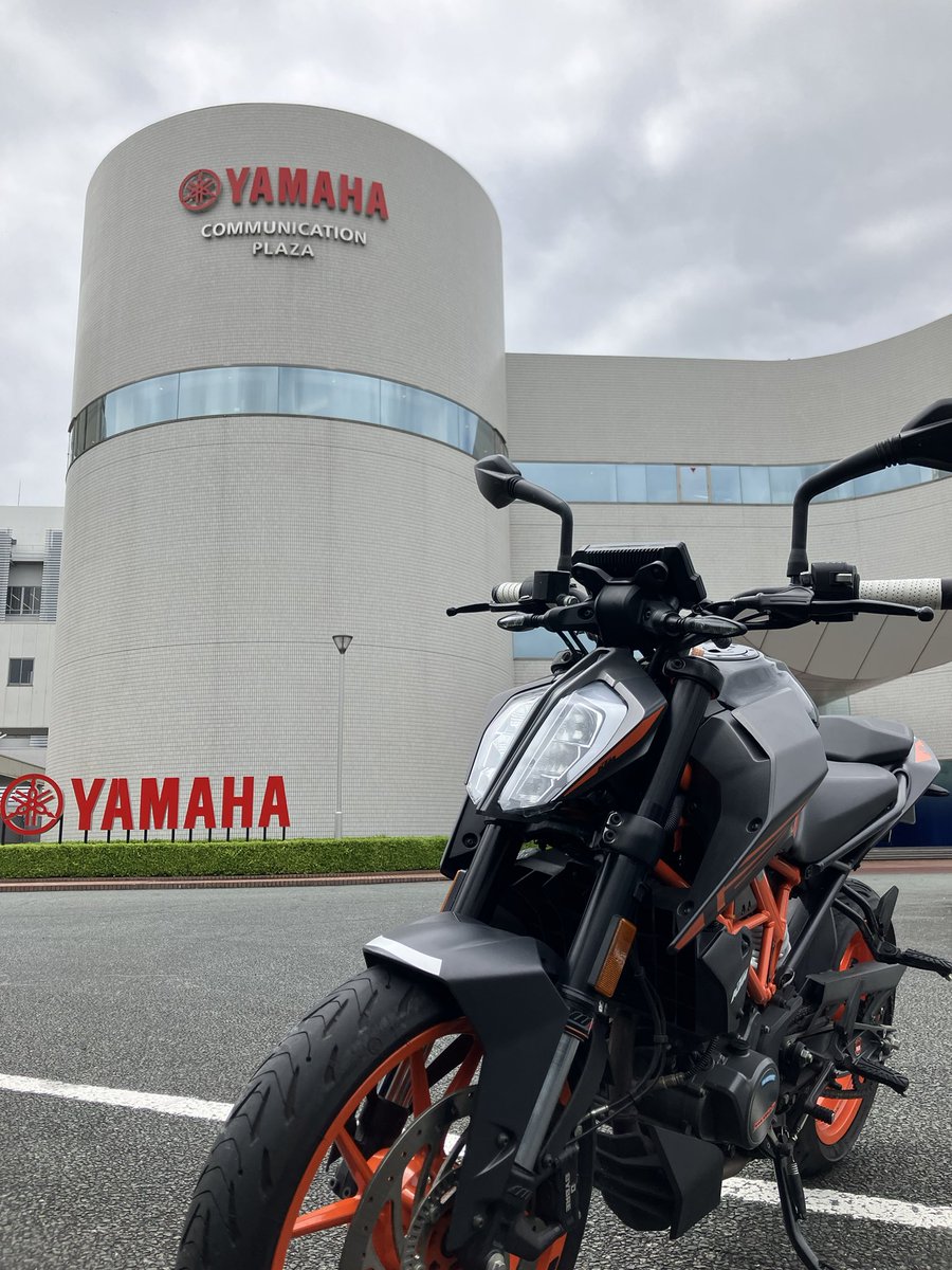 wkhr_mc's tweet photo. 今度会う県外の友人への手土産をコミュニケーションプラザで調達🏍️
ヤマハと春華堂がコラボしたNORIMONO SABLE（アンケートやったらステッカー貰えた）
こういうときに渡しやすい商品だと思うんですよね〜
#125DUKE https://t.co/Qu5HLdjmcS