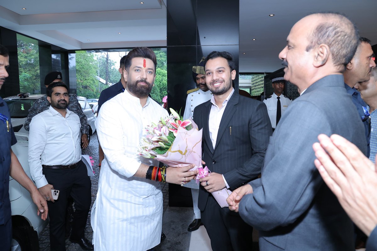 iChiragPaswan's tweet photo. आज 17वें Agriculture Leadership Summit & Awards 2026 में मुख्य अतिथि के रूप में सम्मिलित होकर कृषि, खाद्य प्रसंस्करण, नवाचार एवं किसानों की आय बढ़ाने में Value Addition की भूमिका पर अपने विचार साझा किए।

हमारा संकल्प है कि भारत केवल Food Producer ही नहीं, बल्कि Value-Added Food Products के क्षेत्र में भी विश्व का अग्रणी देश बने। किसानों की समृद्धि, तकनीकी नवाचार और गुणवत्ता आधारित कृषि ही विकसित भारत की मजबूत नींव हैं।

सभी पुरस्कार विजेताओं को हार्दिक बधाई एवं शुभकामनाएँ।