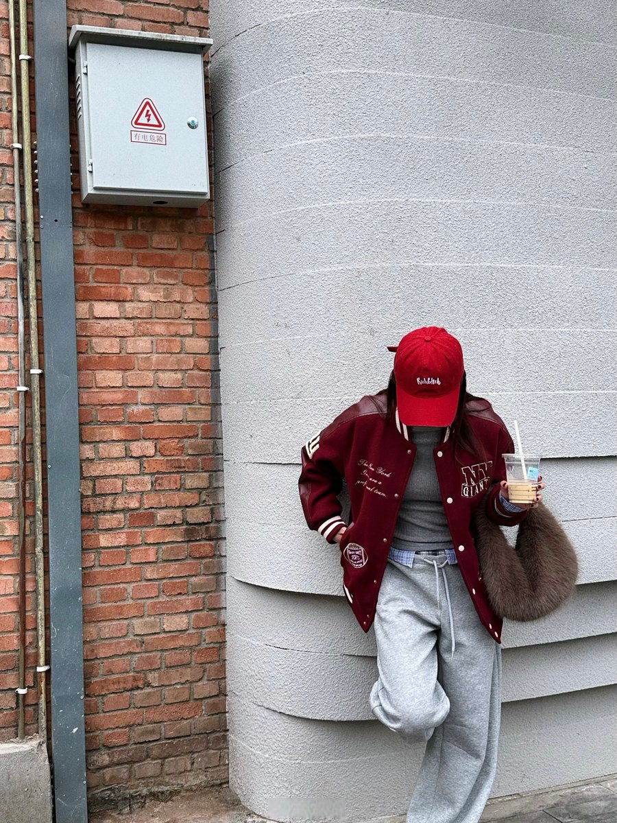 ilovecaracters's tweet photo. Walking through the city side streets, caught this spontaneous shot of a barista laughing over coffee orders—small, warm moments make the best travel snaps. https://t.co/mDeq0wcF6U
