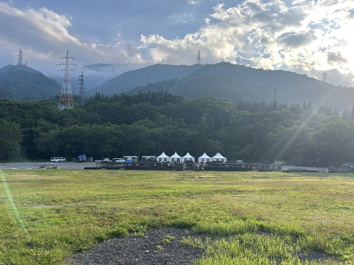 fujirock_jp's tweet photo. 早速、RED MARQUEEの骨組みが完成してきました🔥

GREEN STAGEも基礎が少しずつ出来てきています🙆

#苗場通信 #フジロック https://t.co/LmV5tvgs1P