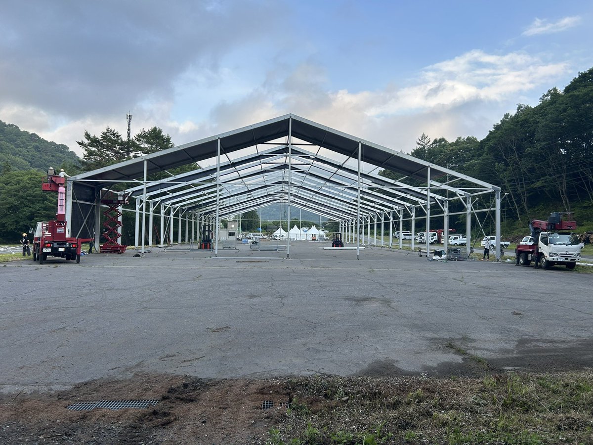 fujirock_jp's tweet photo. 早速、RED MARQUEEの骨組みが完成してきました🔥

GREEN STAGEも基礎が少しずつ出来てきています🙆

#苗場通信 #フジロック https://t.co/LmV5tvgs1P