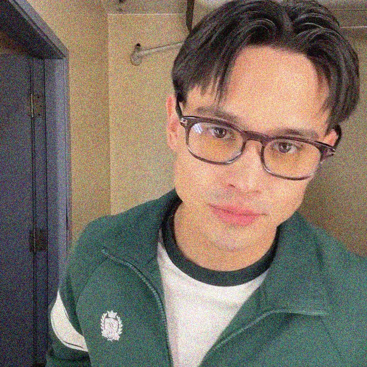 RalphVeeUNI's tweet photo. [07082026] Ralph featured on @makeupbyjapiano's IG post

"Wednesday Vibe💚
It’s Showtime
Hurado and Co-Host RDL @ralph_dl
Grooming @ralph_dl
Styled by @perrytabora
Assisted by @kireilegsy02"

Check out the full video here:
https://t.co/XoOcBRoUJf

📝#RalphVee | #RalphDeLeon | Ralph De Leon📝