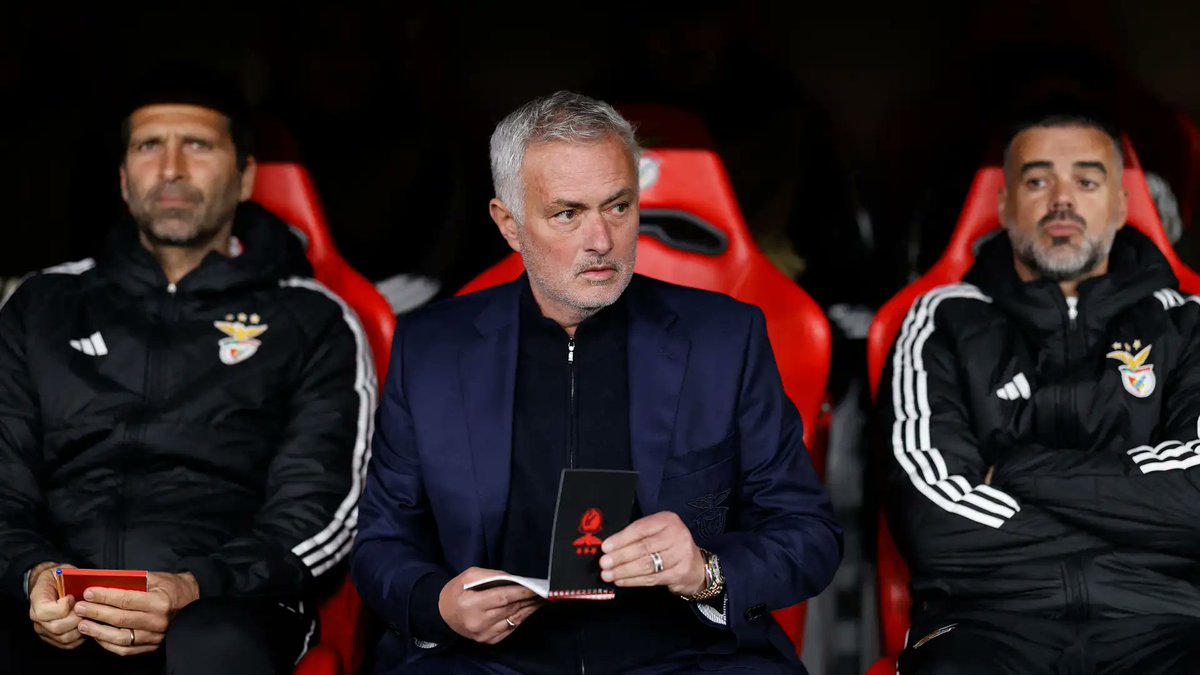 juancarlosrds's tweet photo. EL CUERPO TÉCNICO DE JOSÉ MOURINHO

Presento a todos los adjuntos del entrenador portugués en SL Benfica y quién le acompañará en su segunda etapa en el Real Madrid. Un equipo técnico con perfiles diferentes y nombres desconocidos para el público. La próxima semana se presentan.

En el equipo portugués tenía 8 adjuntos con diferentes responsabilidades. El cuerpo técnico está formado para su segundo año en el Fenerbahçe (2025) cuando cambió a todos los adjuntos italianos y se quedó solo con Ricardo Formosinho. Meses después fueron al SLB.