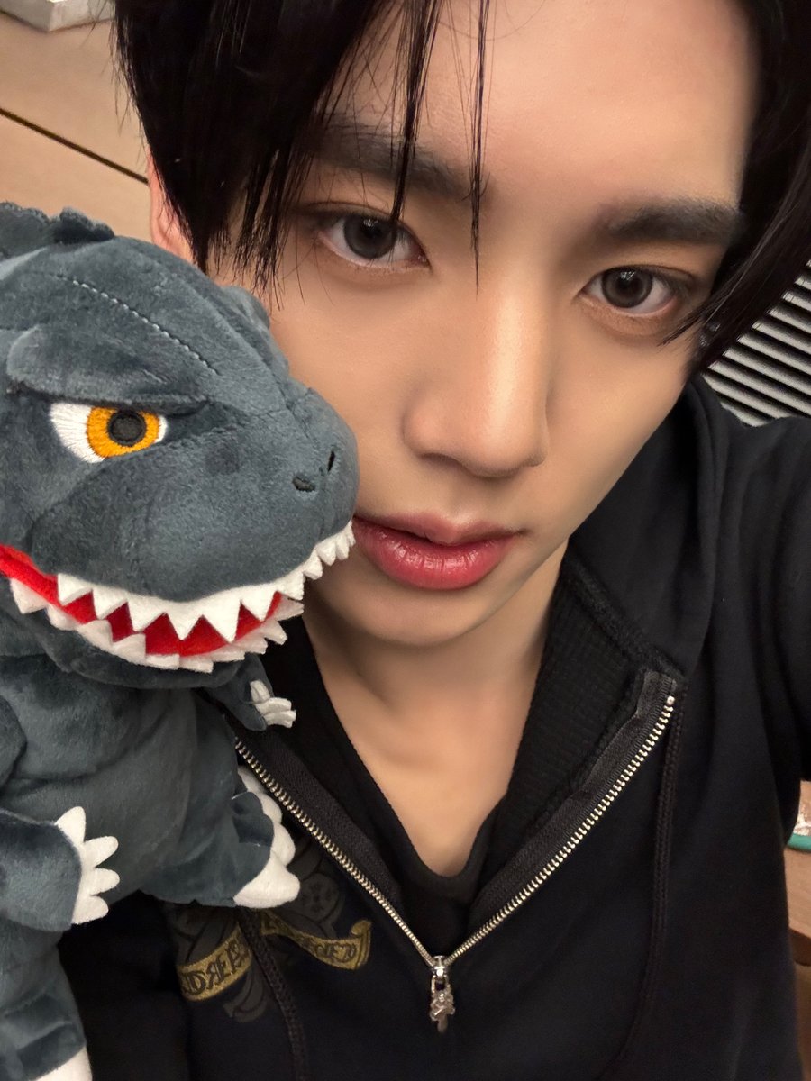 AND2BLE's tweet photo. ゴジラが好きで、私が好きですか？ 

#AND2BLE #앤더블
#HANYUJIN #한유진 https://t.co/a0JakooJEW