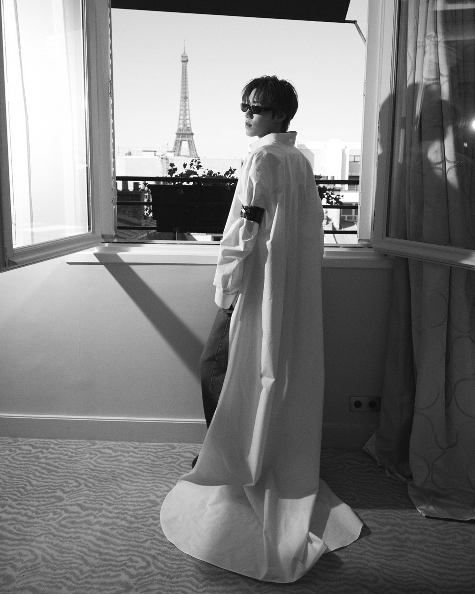 PPKrit_Ent's tweet photo. Before the Couture moment. 🤍 #Balenciaga55thCouturexPPKRIT

PP KRIT AT BALENCIAGA COUTURE55
#PPKRITEnRouteParis
#BalenciagaCouture #Balenciaga
#PPKritt

-----
พีพี กฤษฏ์ ปรากฏตัวในโททัลลุคจาก Balenciaga พร้อมแล้วสำหรับการร่วมชมแฟชันโชว์ Balenciaga คอลเล็กชันกูตูร์ครั้งที่ 55 ในลุคที่ 85 จากคอลเล็กชัน Balenciaga Spring 27 โดยสวมเสื้อเชิ้ตทรง Train และกางเกงทรงแบ็กกี้ พร้อมด้วยกำไลข้อมือ City Uptown Triple Bracelet และ City Uptown Large Snap Bracelet คอมพลีตลุคด้วยรองเท้าดาร์บี้รุ่น Blade