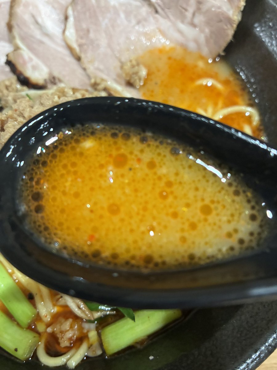 ryunokun's tweet photo. #麺屋万年青 さん

いきなりめちゃ暑い🥵
なのでタオル持参でw

うま辛とんこつしょうゆ＋チャーシュー

台湾ラーメンスタイルですが味付けに豆豉が使われていて
その旨味がめちゃ好みでした🥰
辛さ耐性無いのに箸が止まりません😆💦
今回も🥩うまー🐎肉増し推奨です🥰
最後は🍚⤵️

ご馳走様でした🙏 https://t.co/KJ4d8JdXH6