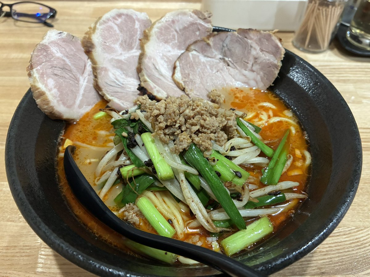 ryunokun's tweet photo. #麺屋万年青 さん

いきなりめちゃ暑い🥵
なのでタオル持参でw

うま辛とんこつしょうゆ＋チャーシュー

台湾ラーメンスタイルですが味付けに豆豉が使われていて
その旨味がめちゃ好みでした🥰
辛さ耐性無いのに箸が止まりません😆💦
今回も🥩うまー🐎肉増し推奨です🥰
最後は🍚⤵️

ご馳走様でした🙏 https://t.co/KJ4d8JdXH6