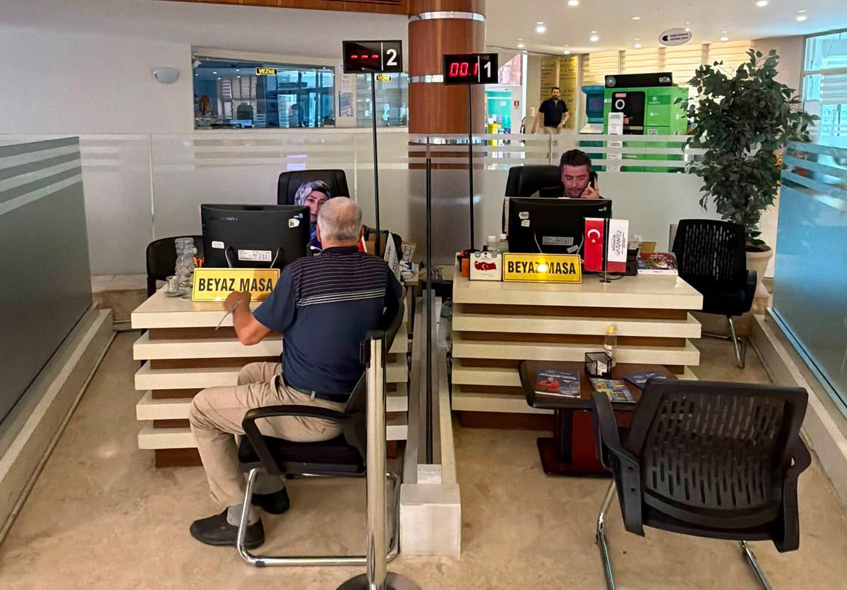 GaziantepBeld's tweet photo. Gazi Konut Bahçelievler Projesi Başvuruları Başladı!

Vatandaşlarımızdan gelen yoğun talepler doğrultusunda, Gazi Konut Bahçelievler Projesi başvuruları Gaziantep Büyükşehir Belediyesi Beyaz Masa birimlerimizden de alınmaya başlanmıştır.

Doğayla iç içe, mahalle kültürünü yaşatan ve aile yaşamını güçlendiren bu projede yer almak isteyen tüm hemşehrilerimizi başvuru noktalarımıza bekliyoruz.

📍 Başvurular; Beyaz Masa birimlerimizden, Gazi Konut Başvuru Ofisi’nden ve online başvuru sistemi üzerinden gerçekleştirilebilmektedir.

�� Online başvuru: https://t.co/JNzQ74Tiy5