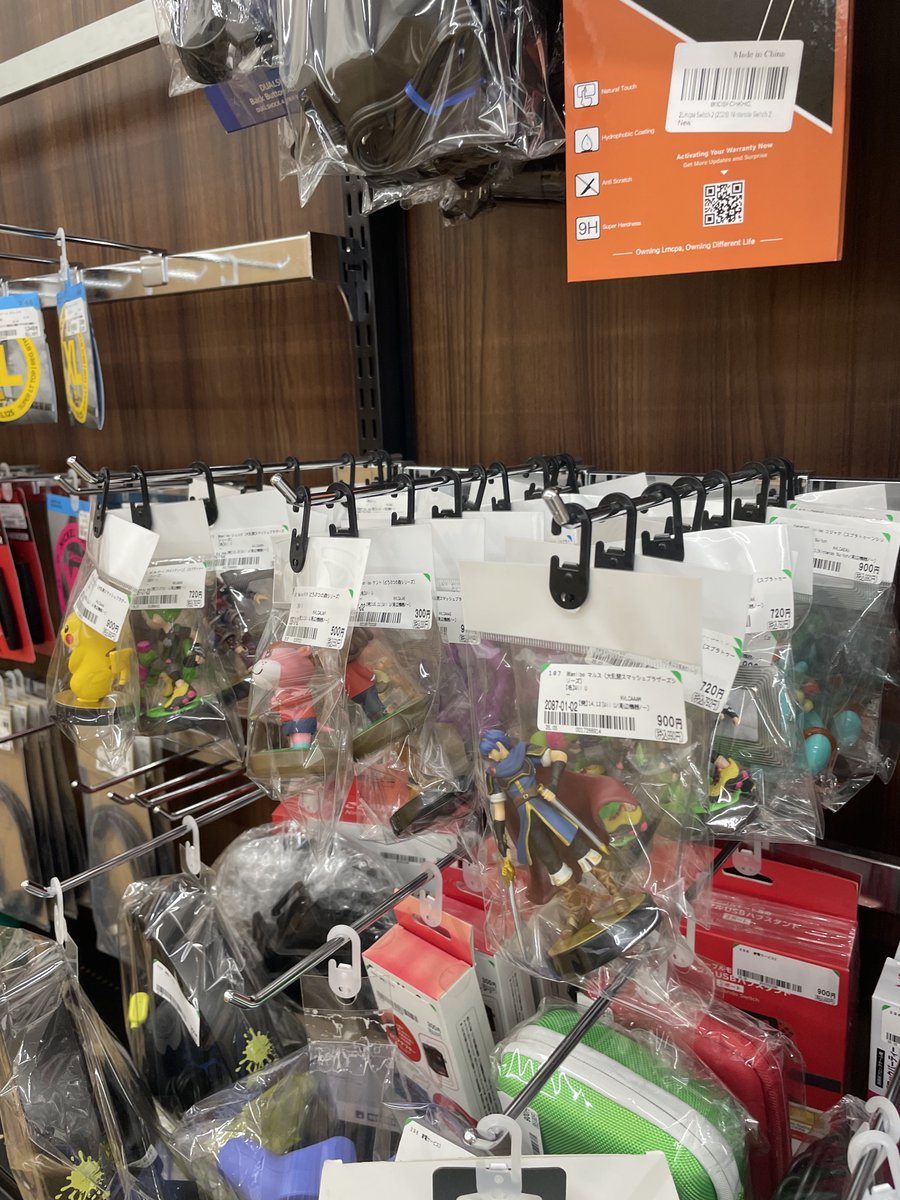 shige4si4's tweet photo. ショーケースと通常棚のamiibo
サムスとピカチュウ
買おうか迷った https://t.co/tMsI0tkx2n