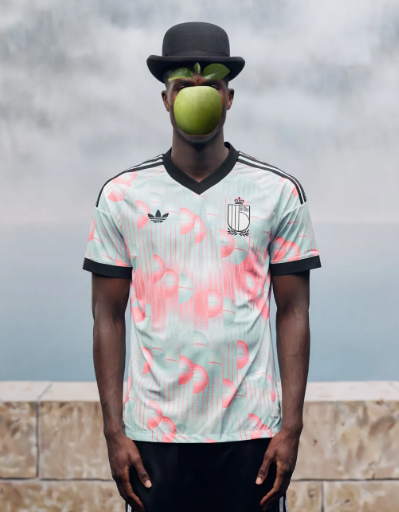 rodrigo_marciel's tweet photo. 🇧🇪 Bélgica ha convertido sus camisetas en una forma de rendir homenaje a los grandes iconos del país. Una fue dedicada a Eddy Merckx. Otra, a Tomorrowland. Más tarde llegó Tintín. Y ahora, tributo al pintor surrealista René Magritte, con el brillante guiño de "This is not a jersey", inspirado en su obra más célebre. Es una forma brillante de demostrar que una camiseta puede ser mucho más que fútbol: también puede contar la historia, la cultura y la identidad de un país cuya propia identidad nacional ha sido, en muchas ocasiones, objeto de debate.