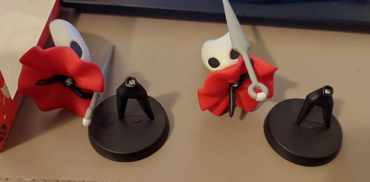 AkirusuN's tweet photo. What's better than 1 broken Hornet Mini figure? How about 2? 

Legit though, how do both end up snapped in half at the waist half a month apart in delivery? https://t.co/112esy3Dyq