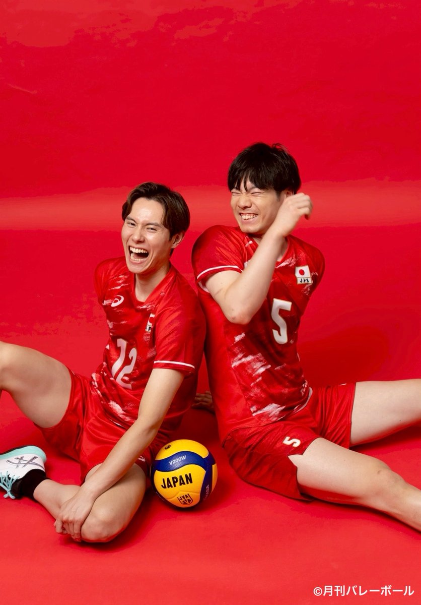 getsu_vb's tweet photo. ◤￣￣￣￣￣￣￣￣￣￣￣
#月刊バレーボール 8月号
7月15日（水）発売‼
※インターハイ男女
出場校選手名鑑を掲載
＿＿＿＿＿＿＿＿＿＿＿◢

ご予約は全国書店、または以下より↓
https://t.co/vZrBlNfdh7

#大塚達宣 × #髙橋藍

大塚選手のおどけた登場に、
髙橋選手が「これ対談になるんかな、
と思っていました」と笑った
本誌4年ぶりの“たつらん”対談。

日本代表選出時から変わったことと、
変わらないこと。

2人ならではのコンビネーションは、
ぜひ誌面をチェックしてください👀

写真／中川和泉（@izm_naka）
.
#バレーボール #男子日本代表