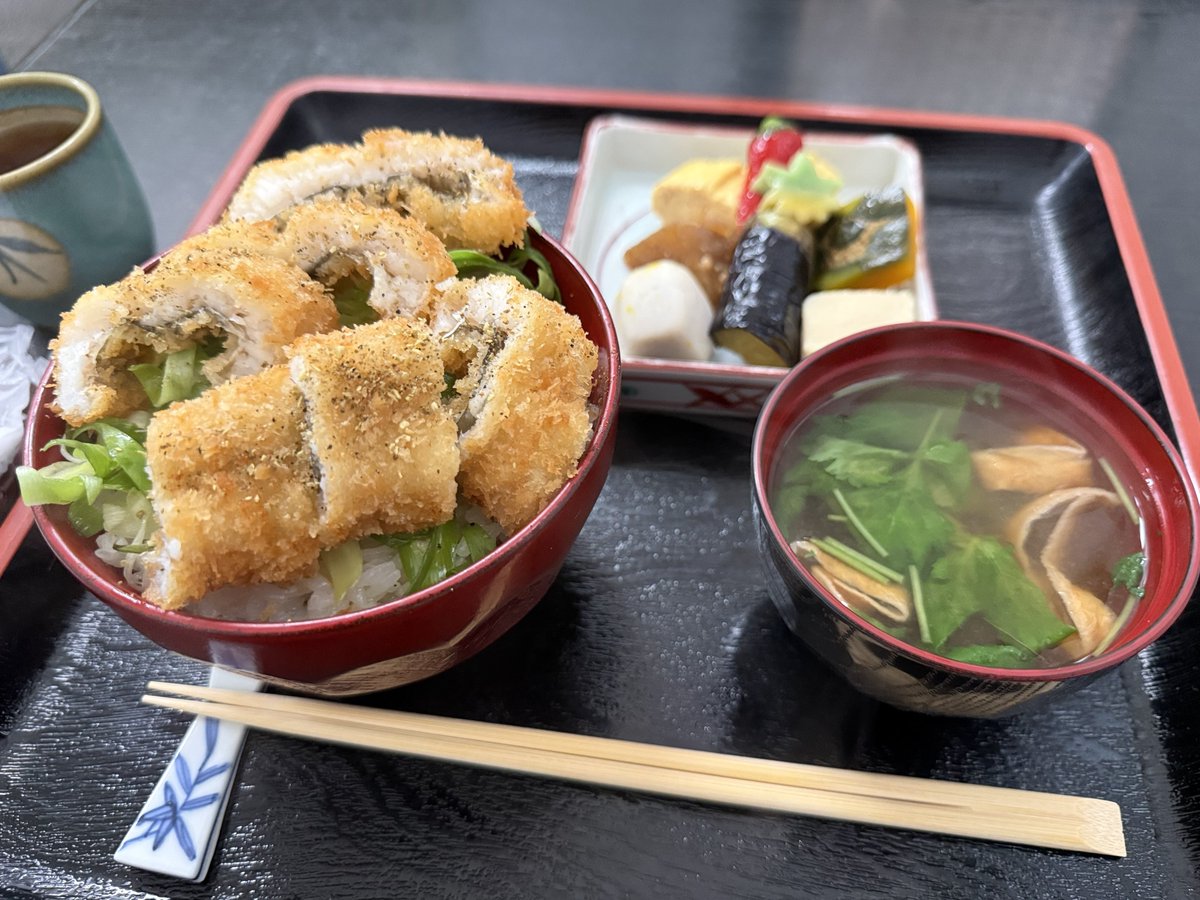 HALdesu1111's tweet photo. 行ってきました🙌

わかしろ（室町蛸薬師西入る）
鱧カツ丼1760円

めっちゃ美味しかった！！
鱧ふわっふわでいっぱい！米もいっぱい。
山椒がピリッと効いてて食がどんどん進んだ。
副菜の揚げ浸し？だし巻きもお上品で美味しかった。
贅沢昼飯だった。幸せ。
次は天丼食べたい。 https://t.co/Gg9B3ZYci3