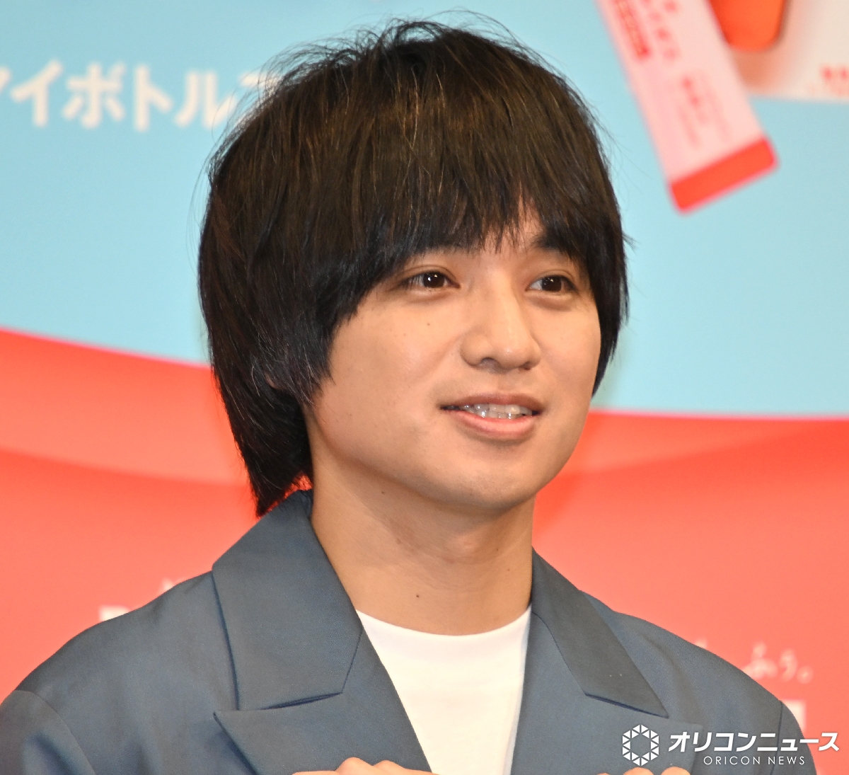 oricon's tweet photo. エバース佐々木、不運重なる遅刻エピソード披露
https://t.co/fApcVIx0tk

寝坊して慌てた佐々木は、タクシーの店名検索で行き先の大田区ではなく埼玉県の同名店舗を誤指定。車内で爆睡し、起きたら川口市に到着。1時間40分遅刻だったが「寝坊がバレる」と水を買って寝癖を直して現場入りしたという https://t.co/7bJWkQxedv