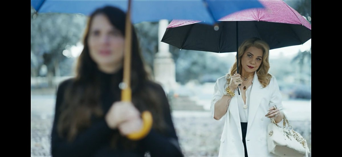 falsabrilhante's tweet photo. a pilar passando a usar o guarda-chuva com o vermelho da adriana, uma de preto e outra de branco…. visuais que encantam https://t.co/BuQ1um0mNI
