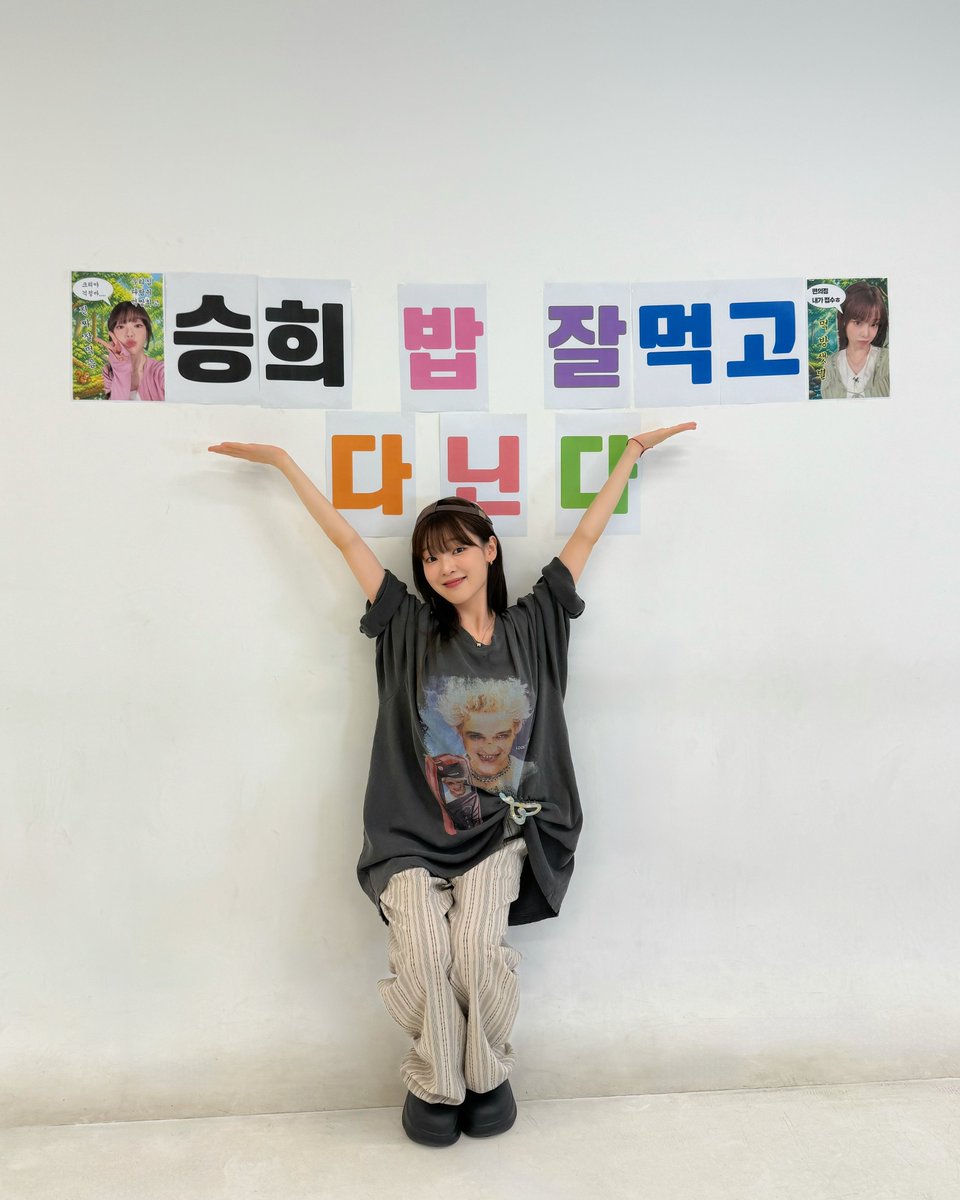 8_OHMYGIRL's tweet photo. [#OhTimes] 현첨지의 운수 좋은 날 Behind Cut 📸

오늘 승희의 하루는 예상대로 흘러가는 게 하나도 없는… 우당탕 현첨지의 운수 좋은 날이었는데요💦
하지만 충격적인 비주얼의 음식도 야무지게 먹었답니다🍚🍴

#오마이걸 #OHMYGIRL #OMG #승희 https://t.co/GzmavgvWeS