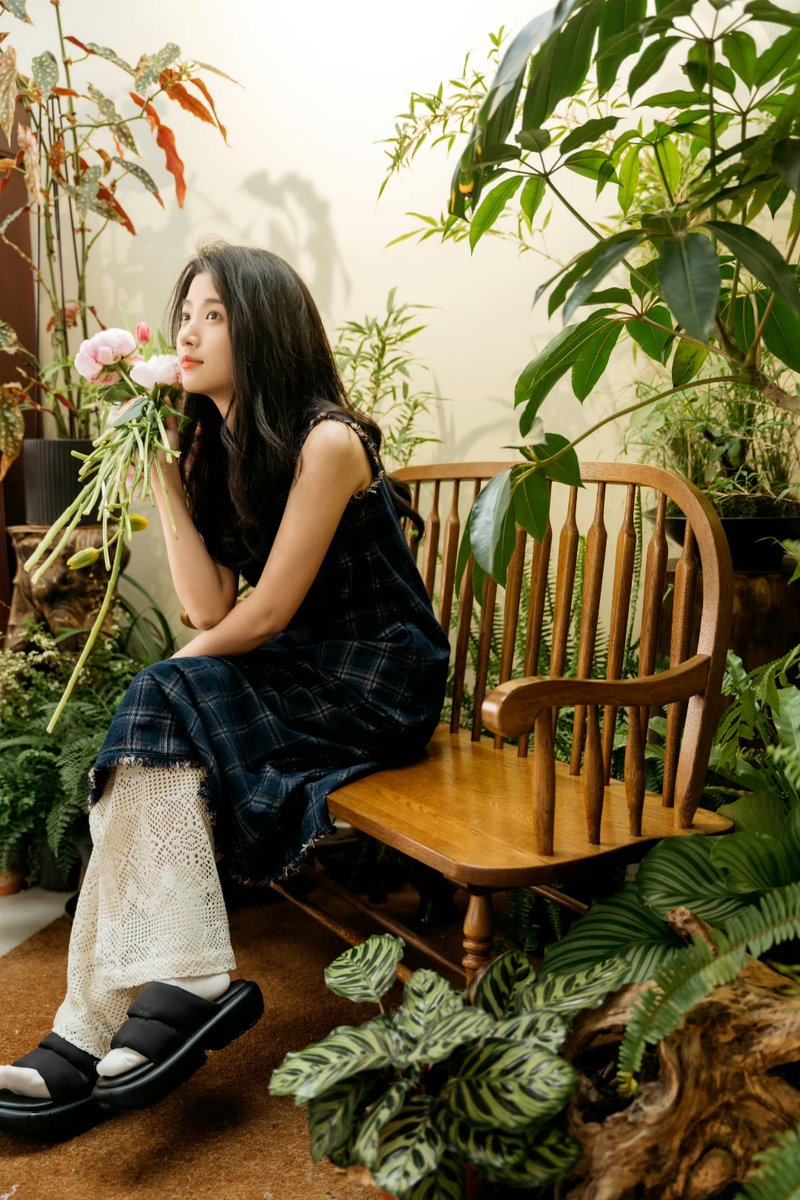 MeeZickefoqpqr's tweet photo. The first cool autumn breeze of the year is here! Nothing beats a cozy afternoon sipping tea while watching golden leaves dance~， https://t.co/vtbA2UsoJX