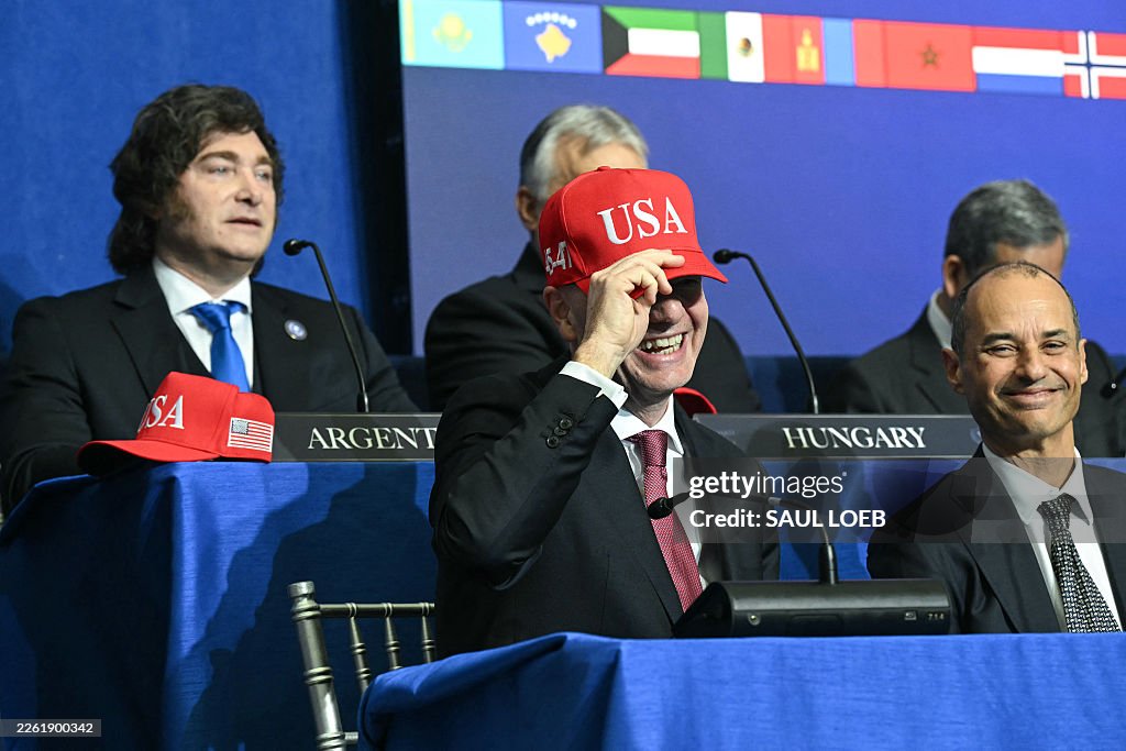 ainurohman's tweet photo. JUST IN 

Puluhan anggota parlemen Eropa sedang menggalang dukungan utk meluncurkan penyelidikan di Parlemen Eropa terhadap bos FIFA Gianni Infantino atas keterlibatannya dlm keputusan yg mengizinkan penyerang AS Folarin Balogun utk bermain meskipun sebelumnya telah menerima kartu merah.

Anggota parlemen Parlemen Eropa Barry Andrews, Lara Wolters, dan Niels Fuglsang mengatakan keputusan FIFA tersebut untuk mengubah aturan tentang skorsing kartu merah di tengah turnamen adalah sebuah aib dan bentuk penyimpangan keadilan.

Para anggota parlemen meminta asosiasi sepak bola nasional dari negara-negara Uni Eropa untuk mendesak Komite Etik FIFA agar menyelidiki Infantino, serta memeriksa apakah tekanan dari pemerintahan Trump menjadi faktor dalam pencabutan skorsing tersebut, di samping "potensi pelanggaran netralitas politik lainnya" seperti penganugerahan Penghargaan Perdamaian FIFA kepada Trump.

Para anggota parlemen tersebut mengatakan bahwa sejauh ini sudah ada 35 rekan sejawat yang menandatangani surat tersebut.

"Sekali lagi, kita melihat Infantino dan FIFA menyerah pada tuntutan pemerintahan Trump," bunyi pernyataan tersebut.

"Keindahan dari olahraga adalah karena ia didasarkan pada aturan yang tidak memihak dan transparan. Ketika Infantino membiarkan tekanan politik menentukan siapa yang boleh bermain, rasa keadilan ini seketika hilang begitu saja." 

Via: AP