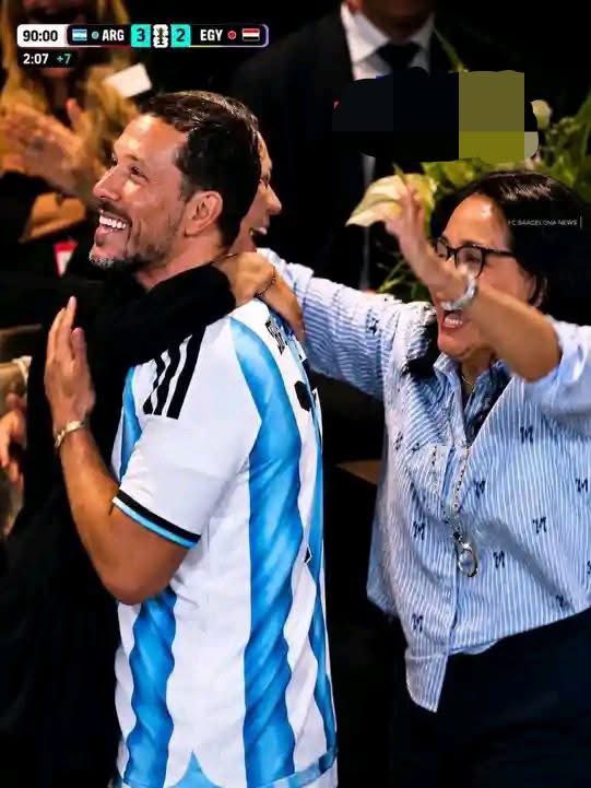 KimKimuntu's tweet photo. 🚨 DIEGO SIMEONE sur son échange avec sa femme lorsque l’Égypte a marqué le deuxième but :

 🗣️« Après que l'Égypte ait marqué son deuxième but, je pensais honnêtement que c'était fini. J'étais dévasté et j'ai même envisagé de quitter le stade.

Puis ma femme m'a regardé et a dit : « Messi est toujours sur le terrain »

J'ai répondu : « Je sais »

Elle a souri et a dit : « Alors tu restes. Tant que Messi joue encore, tout peut arriver »

''Alors je suis resté... et encore une fois, Messi a livré.C'est ce qui le rend différent. Jusqu'au coup de sifflet final, il donne aux gens une raison de croire''

Regardez la joie sur le visage du Cholo , cela dit tout !

#football
