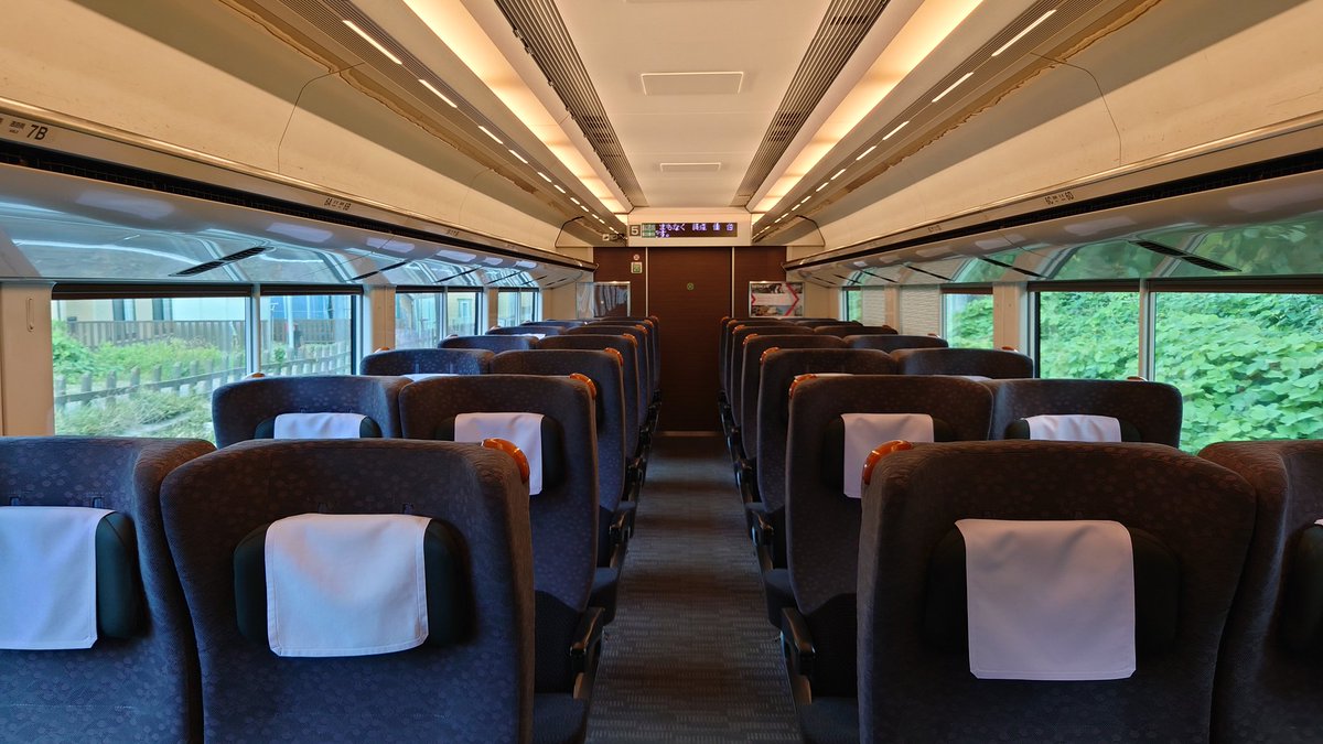 makina_shiftup's tweet photo. 駅弁とお酒を用意して、約4時間半の間堪能させて頂きました。やはりと言うか、終点に近づくにつれて乗客が減っていき、最後はグリーン車の乗客は私一人で貸切状態になっていましたね https://t.co/6oJTNDw6R2