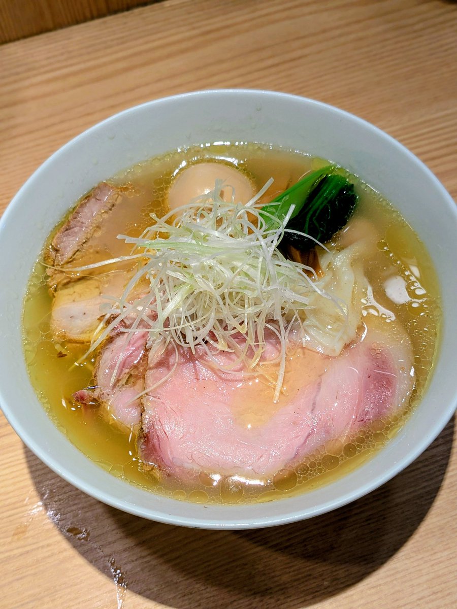 eddy6486975's tweet photo. 【中村麺三郎商店】
特製塩らぁ麺
透き通る黄金スープに、 旨みを凝縮した一杯🍜
しなやかな自家製麺は啜り心地抜群👍✨
チャーシュー、味玉、ワンタン、白髪ネギが美しく盛り付けられていて見た目も素晴らしい至極の一杯🍜
めちゃくちゃ美味かったです♡
ｺﾞﾁｿ━(人 'ч'｡)━ｻﾏｯ❣️ https://t.co/PZ10RAoVkb