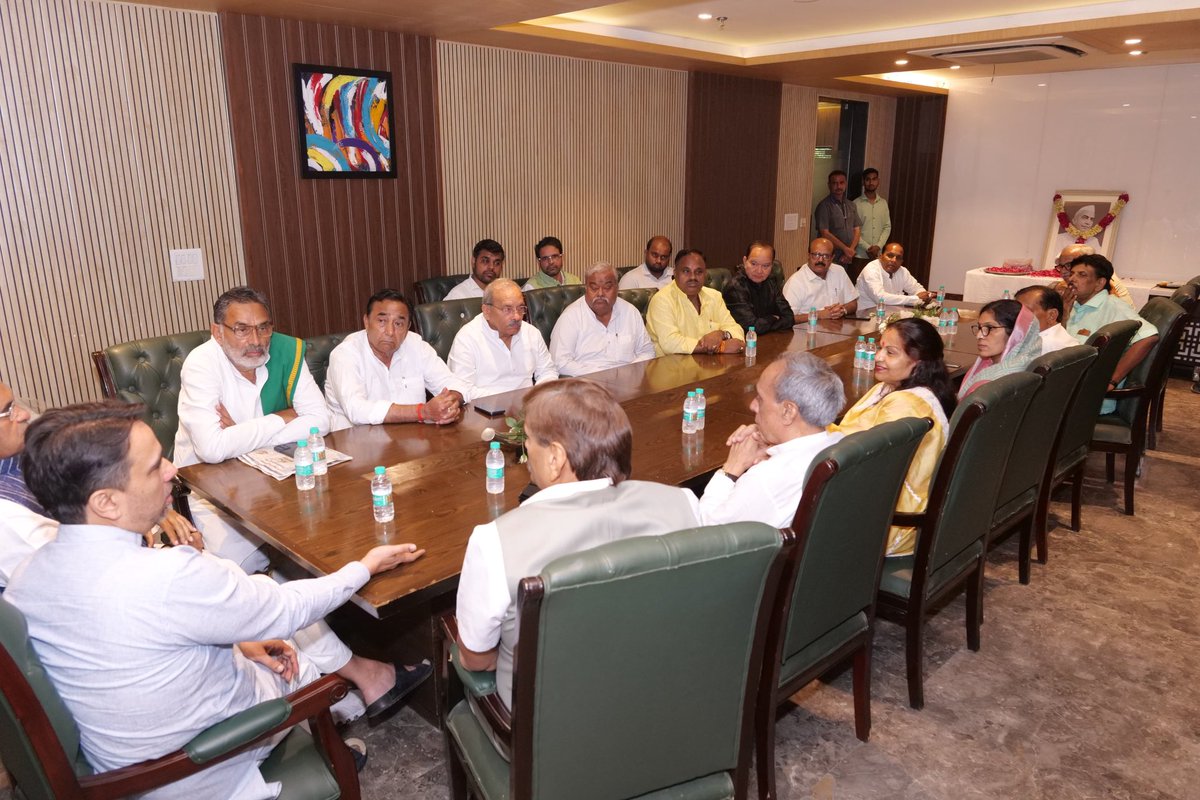 RLDparty's tweet photo. आज नई दिल्ली के कॉन्स्टिट्यूशन क्लब में राष्ट्रीय लोक दल के नवनियुक्त संसदीय बोर्ड की पहली बैठक संपन्न हुई।

संसदीय बोर्ड के अध्यक्ष पूर्व सांसद श्री के.सी. त्यागी जी की अध्यक्षता और राष्ट्रीय अध्यक्ष सह केंद्रीय मंत्री चौधरी जयन्त सिंह जी की गरिमामयी उपस्थिति में बोर्ड के सदस्यों ने संगठन की मजबूती, आगामी प्राथमिकताओं और NDA गठबंधन की जनहितकारी नीतियों को जन-जन तक पहुँचाने को लेकर गहन मंथन किया।
#RLD #ParliamentaryBoard