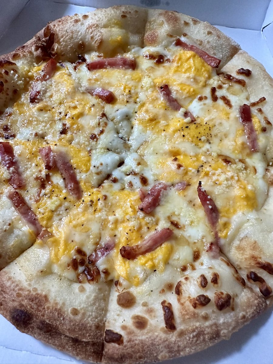 bbdash2's tweet photo. ピザハット「ハットの日」
とろっとカルボナーラピザ🍕
持ち帰り810円 https://t.co/aTq3Y06ftH