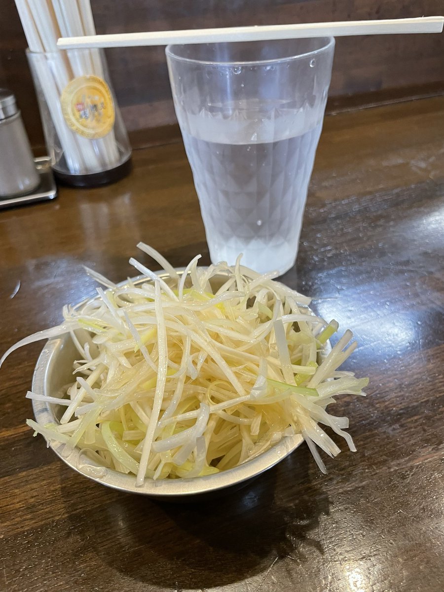 dark19751000's tweet photo. 麺屋櫻弐さんにて🌸

ラーメン（豚1枚、150g）
味付けネギ
ヤサイ少なめ、アブラ
ご厚意ありがとうございます✨

今日は普通のやつ♪
旨みたっぷりでスープが旨い！

麺でネギを巻いて…これも好き✨

やっぱり櫻弐さんのラーメンは美味いなぁ…ついKKしちゃいました！

いつもごちそうさま🙏

#櫻弐 https://t.co/ZjuPV1QAsV