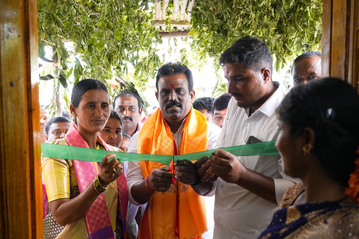 megmrmla's tweet photo. దేవరకద్ర నియోజకవర్గంలోని భూత్పూర్ మండలం పెద్దతాండ గ్రామపంచాయతీ పరిధిలోని లోక్య తాండలో నూతనంగా నిర్మించుకున్న పలు ఇందిరమ్మ ఇండ్ల గృహప్రవేశ మహోత్సవాల్లో పాల్గొని లబ్ధిదారులకు హృదయపూర్వక శుభాకాంక్షలు తెలియజేశాను. తండా ప్రజలు చూపిన ఆప్యాయత, అభిమానానికి నా హృదయపూర్వక ధన్యవాదాలు. ప్రతి పేద కుటుంబానికి సొంతింటి ఆనందం చేరేలా ప్రజా ప్రభుత్వం కట్టుబడి ఉంది.