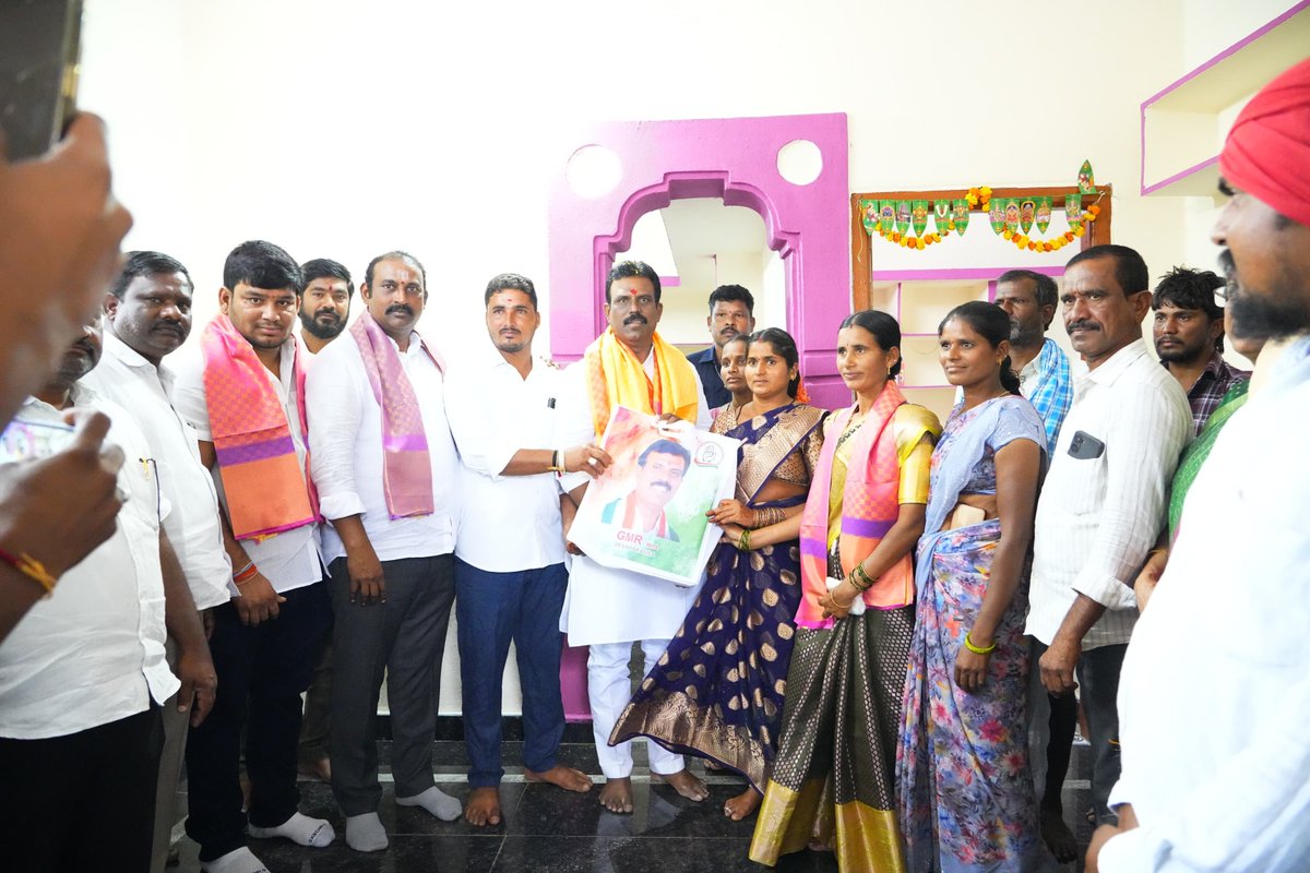 megmrmla's tweet photo. దేవరకద్ర నియోజకవర్గంలోని భూత్పూర్ మండలం పెద్దతాండ గ్రామపంచాయతీ పరిధిలోని లోక్య తాండలో నూతనంగా నిర్మించుకున్న పలు ఇందిరమ్మ ఇండ్ల గృహప్రవేశ మహోత్సవాల్లో పాల్గొని లబ్ధిదారులకు హృదయపూర్వక శుభాకాంక్షలు తెలియజేశాను. తండా ప్రజలు చూపిన ఆప్యాయత, అభిమానానికి నా హృదయపూర్వక ధన్యవాదాలు. ప్రతి పేద కుటుంబానికి సొంతింటి ఆనందం చేరేలా ప్రజా ప్రభుత్వం కట్టుబడి ఉంది.
