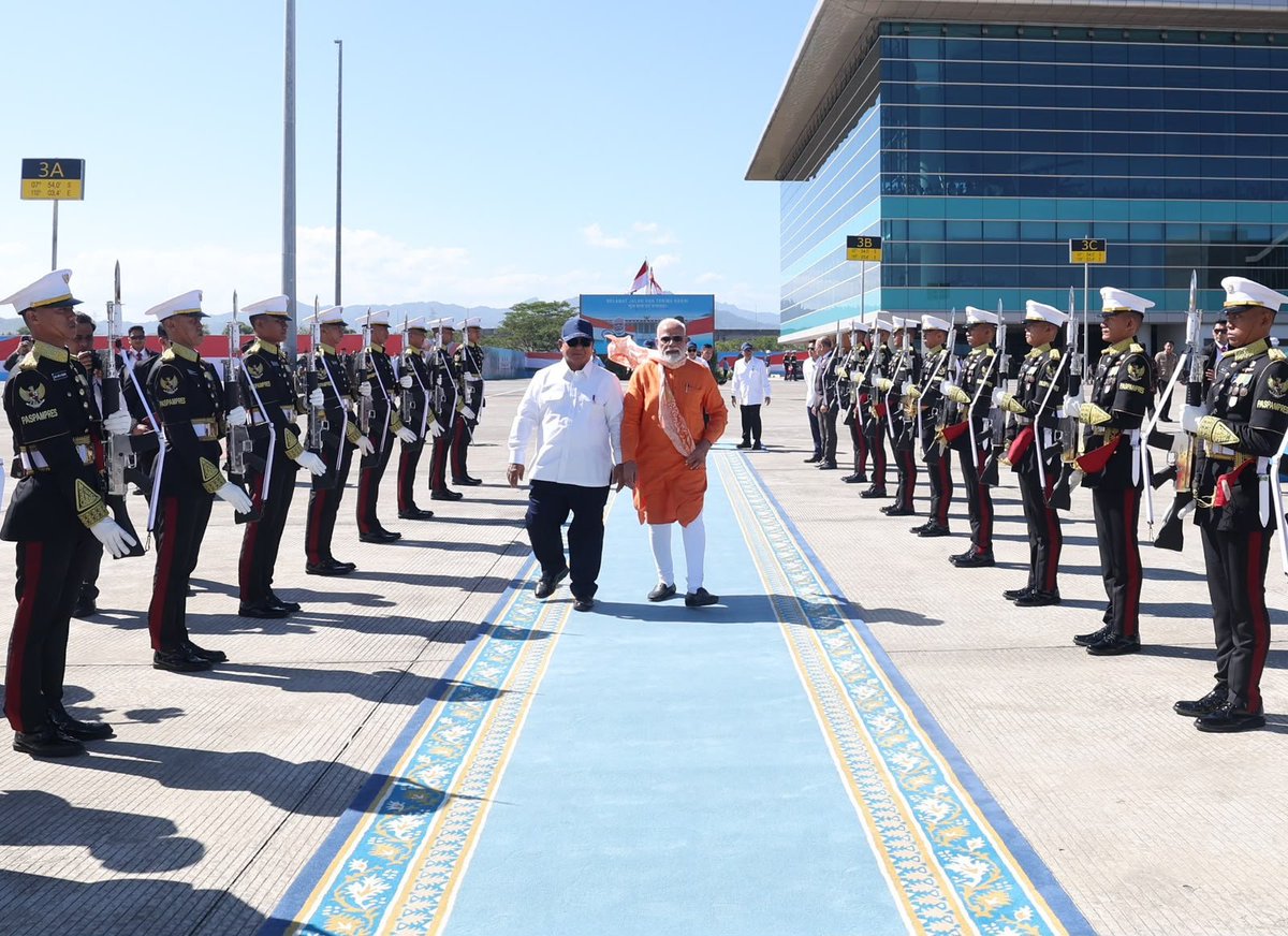 BJP4India's tweet photo. 𝐏𝐌 𝐌𝐨𝐝𝐢 𝐜𝐨𝐧𝐜𝐥𝐮𝐝𝐞𝐝 𝐡𝐢𝐬 𝐯𝐢𝐬𝐢𝐭 𝐭𝐨 𝐈𝐧𝐝𝐨𝐧𝐞𝐬𝐢𝐚 𝐰𝐢𝐭𝐡 𝐠𝐫𝐞𝐚𝐭 𝐜𝐨𝐧𝐟𝐢𝐝𝐞𝐧𝐜𝐞 𝐢𝐧 𝐭𝐡𝐞 𝐟𝐮𝐭𝐮𝐫𝐞 𝐨𝐟 𝐭𝐡𝐞 𝐈𝐧𝐝𝐢𝐚-𝐈𝐧𝐝𝐨𝐧𝐞𝐬𝐢𝐚 𝐩𝐚𝐫𝐭𝐧𝐞𝐫𝐬𝐡𝐢𝐩. 🇮🇳🤝🇮🇩

This visit has opened new avenues for cooperation in defence and security, maritime collaboration, critical and emerging technologies, artificial intelligence, digital innovation and capacity building, further strengthening the India-Indonesia partnership for the future.

Glimpses. 🔽